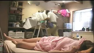 Хатуу Эрхэм бараг улаан толгой spanked болон Түүний хоолойд тахиа алгадаж