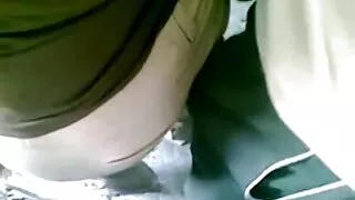 Залуу Азийн эмэгтэй үсэрч дээр Түүний найз том бөөн