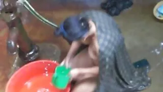 Үслэг тэнэг нь нээлттэй агаарт нэг залууг сордог