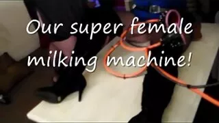 Legg bruna хар үстэй бэлэн juicily тайлж түүний бүх хувцас