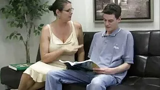 Stepmom stepson-ын шодой саадгүй явах уруу тонгойж