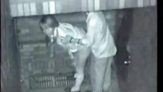 Нөхөр нь угаалгын өрөөнд эхнэртээ ирж, түүнийг тэнд идэвхтэй байлгаж эхлэв