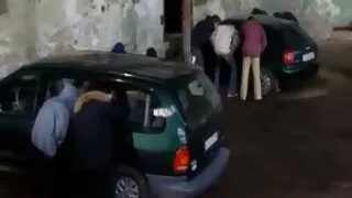 Улаан үстэй Гичий нь залууг түүнтэй хамт завхайрлын уур амьсгалд орохыг урьж байна