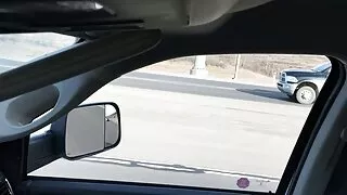 Тарчлал нь бэлгийн боол нохойн хэв маягийг тавьж, түүнийг бүх талаар доромжилж байна