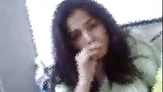 Хөөрхөн охин fucks түүний нүх нь Түүний хуруу өмнө камер