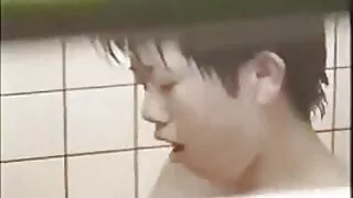 Тэрээр үйлчлүүлэгчийн фаллусыг олж мэдээд массажны үеэр masturbating хийж эхлэв