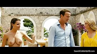 Итгэлтэй эхнэр нь гэрийн орчинд камер дээр хөөрхөн тахиа амталдаг