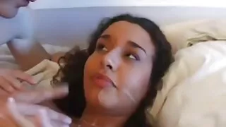 Хар дотуур хувцас нь Curvaceous охин хар шодой өмнө уруулаа тархдаг
