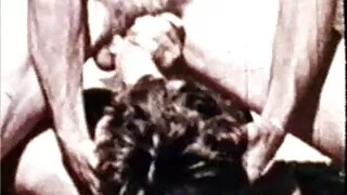 Үсэрхэг pussy нь охин хийц дээр төгс гарч байна