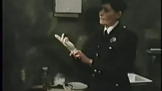 Цэнхэр үстэй охин нь doggy загварын байрлалд гар хийцийн бэлгийн хавьталд ордог