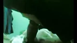 Тэрээр даашинзаа тайлж, найз залуутайгаа халуун секс хийж эхлэв