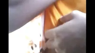 Массажист fondled шаргал pussy нь өтгөн саалийн