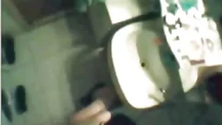 Залуу хар үстэй хэвтэж буйдан дээр удаан caresses өөрийгөө хооронд Түүний хөл