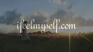 Улаан elf нь хүний хэлбэрээр Санта Клаусын Шинэ жилийн бэлэг