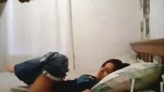 Шаргал загвар оймс masturbates харуулж pussy хүртэл хаах
