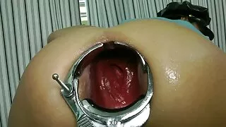 Латина түүний pussy дээр ус асгаж, энэ нь зэрлэг таашаал сурдаг