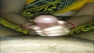 Хяргасан гоо сайхны massaged erotically гэхэд залуу clit бут