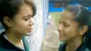 Гичий dildoing өмнө камер, cums хүчтэй
